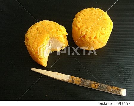 卵黄で作られた和菓子 693458
