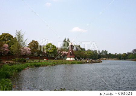 風車と池のある公園 風車と池のある公園 693621