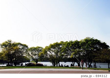 休日の公園 694312