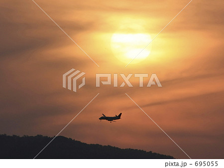 夕陽とプロペラ機 夕陽とプロペラ機 695055