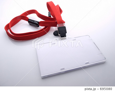 空白のidカードホルダーと赤いネックストラップの写真素材