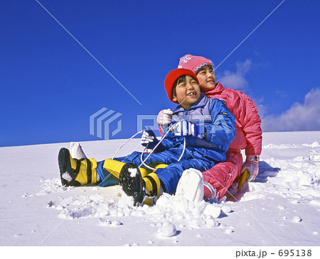 ソリに乗る姉弟 ソリに乗る姉弟 695138