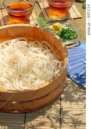 たらい で 食べる冷たい麺類とうちわ (さぬきうどん) たらい で 食べる冷たい麺類とうちわ (さぬきうどん) 695214