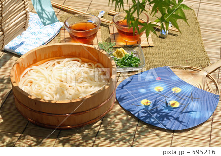 たらい で 食べる冷たい麺類とうちわ　（さぬきうどん） 695216