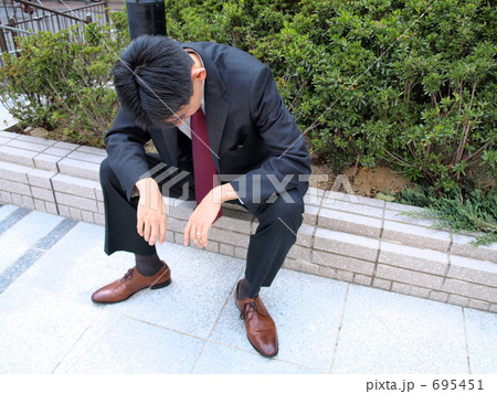 悩むビジネスマン 695451