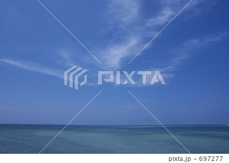 沖縄の青い海と空 697277