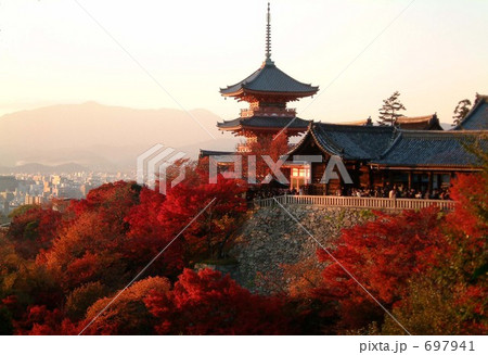 紅葉に囲まれる清水寺の塔　 697941