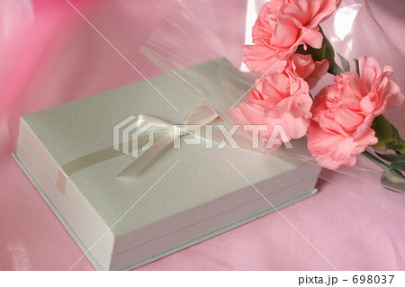カーネーションとプレゼント 698037