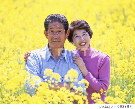 菜の花畑のシニア夫婦 698397