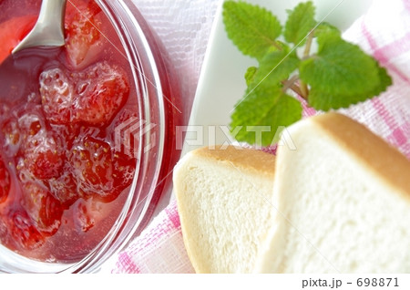 春のイチゴたっぷりジャムでパン食べよ 698871