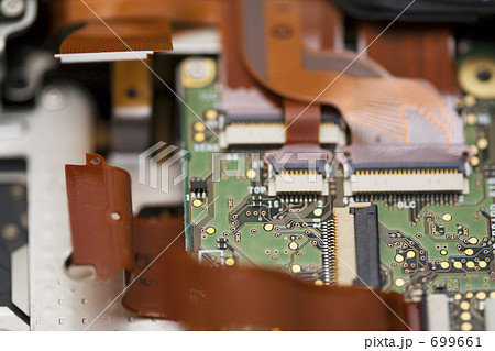 重なりあうフレキシブルケーブル 699661