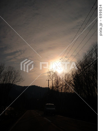 道路から夕日を見て 699834