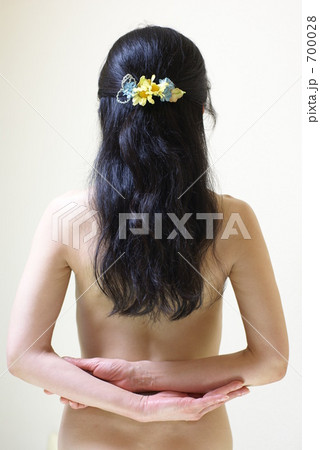 黒髪ロングヘアーの背中 黒髪ロングヘアーの背中 700028