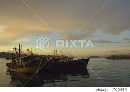 コタキナバルの港の夕景 700429