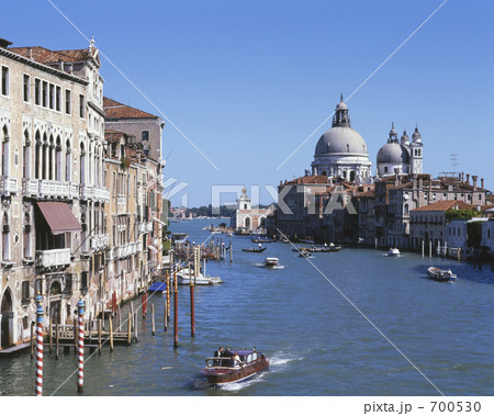 アカデミア橋から見た大運河とサンタ・マリア・デラ・サルーテ教会 700530