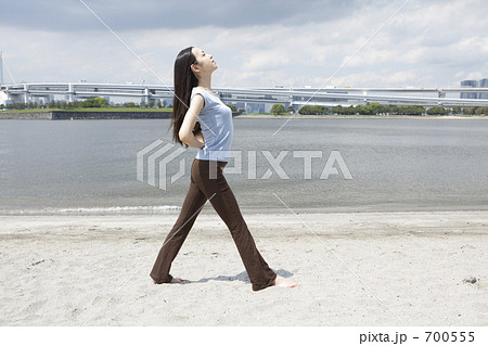 砂浜でヨガをする女性 700555