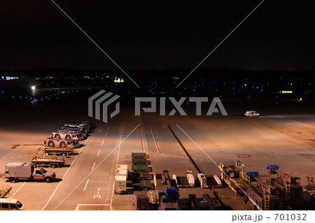 夜の成田空港 701032
