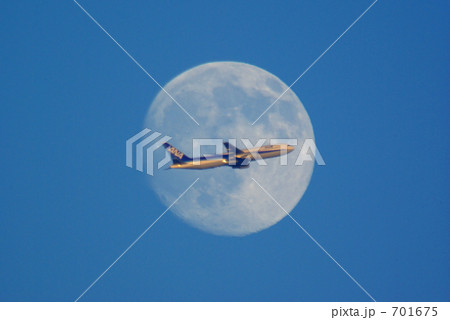 月を横切る飛行機 701675