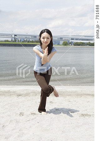砂浜でヨガをする女性 701688