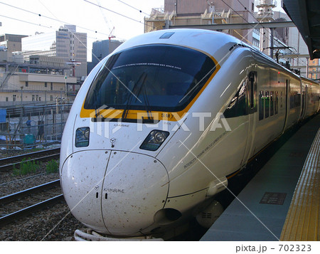 702323