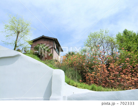 丘の上の小屋 702333