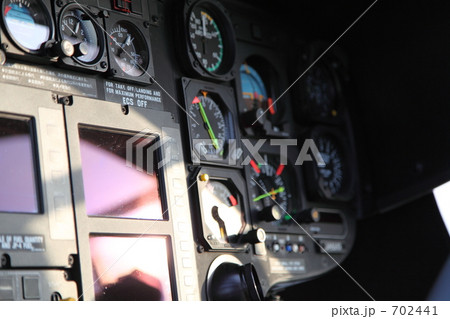 ヘリコプター　カワサキＢＫ１１７Ｃ２のコックピット　機長側 702441