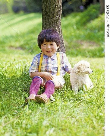 木陰の子供と子犬 703830