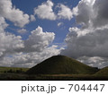 704447