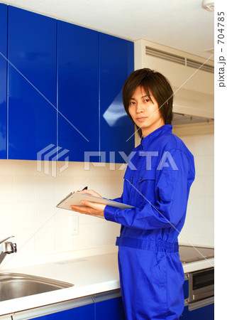 キッチンと作業着の男性 キッチンと作業着の男性 704785