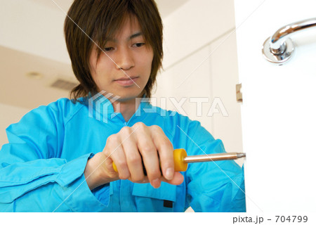扉を修理する男性 704799