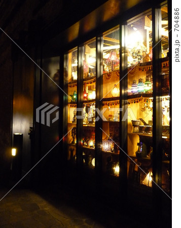 ガラスに反射 704886