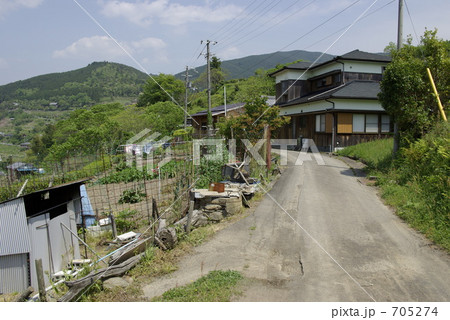 山中の民家 705274