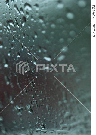 雨に濡れた車の窓ガラス 雨に濡れた車の窓ガラス 706602