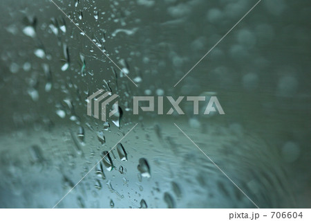 雨に濡れた車の窓ガラス 706604