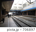 706897