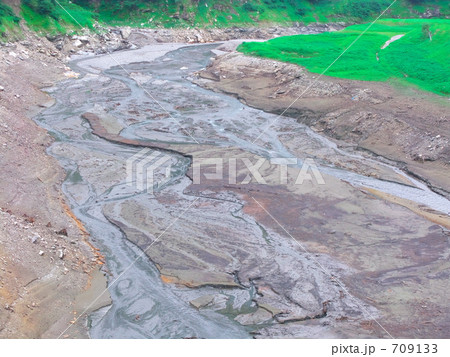 渇水のダム湖 709133