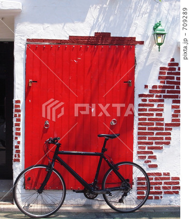 赤い扉と自転車 709289