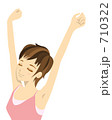 伸びをする女性A 710322