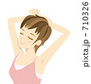 伸びをする女性B 710326