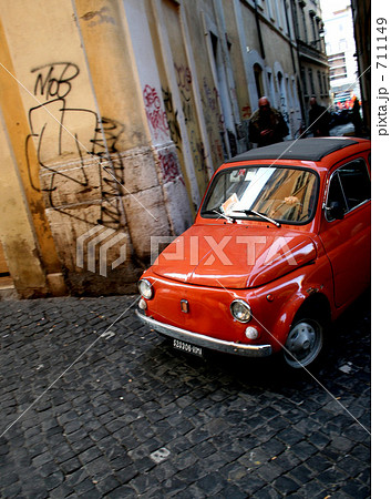 イタリアの路地を走るフィアット イタリア 石畳 角 小路の写真素材