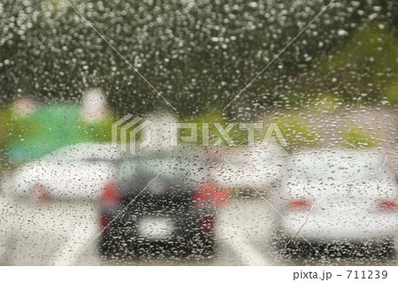 フロントガラスの雨滴 フロントガラスの雨滴 711239