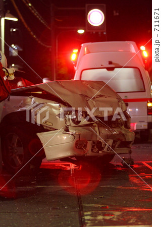 夜の交通事故 711671
