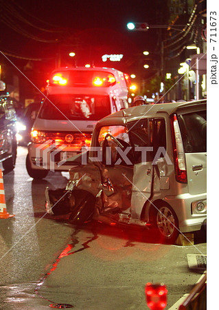 夜の交通事故の写真素材