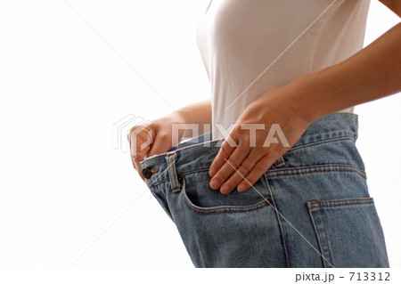 ダイエット成功イメージ 大きなジーンズをはいてみる女性 ダイエット成功イメージ 大きなジーンズをはいてみる女性 713312