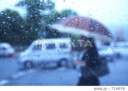 雨の日の運転 714659