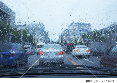 雨の日の運転 714674