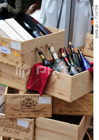 ワインの瓶と木箱 714706