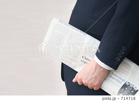 英字新聞を持つビジネスマン 714718