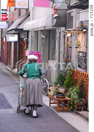 おしゃれな老婆 715206