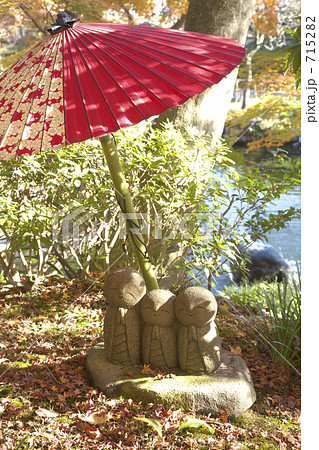 傘とお地蔵さん 715282